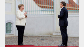 메르켈-마크롱, 코로나시대의 인사법