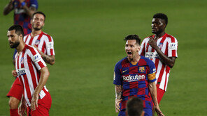 메시 700호골에도…바르사, AT마드리드와 2-2 무승부