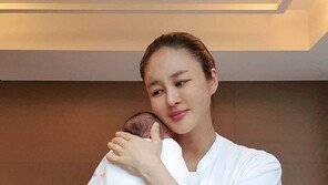 김미연, 생후 10일 된 아들 안고…“보고 있어도 보고 싶어”