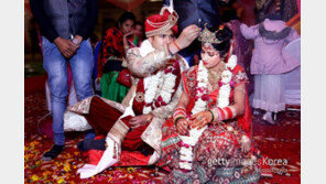 인도 결혼식 ‘코로나’ 비극…100여명 줄줄이 확진·신랑은 사망