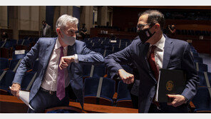 므누신-파월 “추가 경기부양”… 2분기 다우 33년만에 최대 상승률