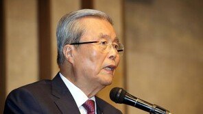 文대통령 지지율 50% 붕괴에…김종인 “국민 짜증나게 하니까”