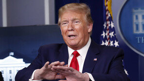 예의 모르는 트럼프, 메르켈에 “멍청하다”