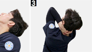 스마트폰에 푹 빠진 노년층, 목 디스크 적신호