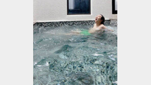 김경진♥전수민, 수영장서 백허그…깨 쏟아지는 신혼여행