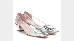 여름철 ‘필수템’…없어서 못 파는 젤리슈즈의 시절이 왔다