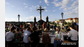 체코 프라하, 약500m 식탁서 ‘봉쇄해제’ 축하 야외만찬