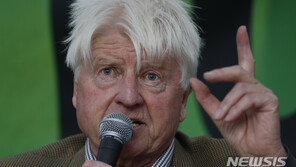 영국총리 79세 아버지, 봉쇄령 어기고 그리스 별장행 논란