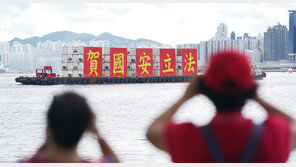 美하원 “홍콩 탄압 관련자 거래은행 제재” 법안 가결