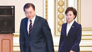 부동산 민심 이반에… 文 “공급 늘리고 언제든 추가대책 만들라”