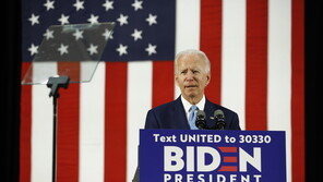 바이든 “美 일자리 구멍 깊고깊어”…트럼프 ‘자찬’에 찬물