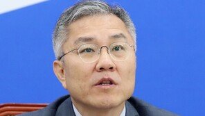 최강욱 “똘마니 규합” “조폭검사 쿠데타” 연일 윤석열 비난