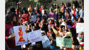 인도 판사 “성폭행 피해자, 여성답게 행동 안해 ”…여성계 ‘발칵’