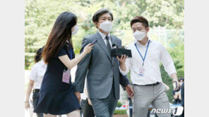 조국 “검찰 통제 해야” 피고인 출석하며 1분 30초간 법원 훈계