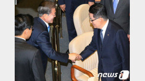 박지원 “앞으로 정치의 政자도 입에 올리지 않겠다…SNS도”