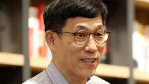 ‘조국 공격수’ 진중권, 고발당했다…허위사실 유포 혐의