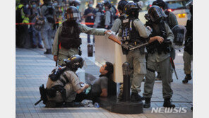 홍콩 보안법 첫 기소자 나왔다…“警 추돌한 23세 남성”