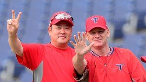 [포토] 진갑용 코치, 윌리엄스 감독과 깜찍 포즈~