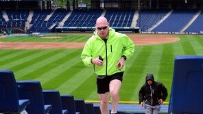 [포토] 야구장에 일찍 도착해서 운동하는 윌리엄스 감독!