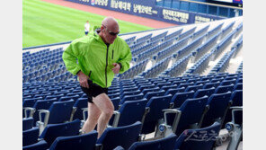 [포토] 힘차게 계단을 오르는 윌리엄스 감독