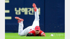 [포토] 터커 ‘몸을 날렸지만~’