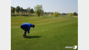 첫 골프장 전파… “함께 이동-식사때 옮은듯”