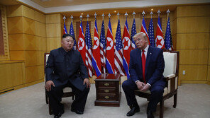 [단독]안보투톱, ‘스몰딜+α’로 북미회담 중재 모색