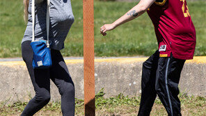 美-캐나다 국경 막혀… 5개월만에 공원서 모녀 상봉