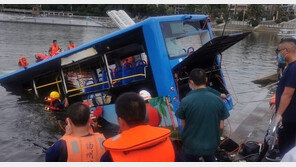 중국서 호수에 버스 추락…2명 사망·16명 구조