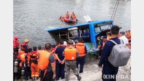 중국서 대입 수험생 태운 버스 호수 추락…21명 사망 17명 부상