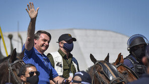마스크 착용 거부하더니…보우소나루 브라질 대통령, 코로나19 확진 