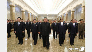 北 김정은, 엿새 만에 공개행보…금수산태양궁전 참배