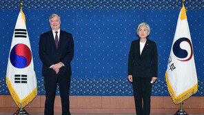 美비건, 강경화 예방…“한국 질병관리본부 엑셀런트!”