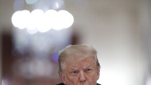 트럼프, ‘코로나 경고’ 파우치에 “동의 안 해” 불만 표출