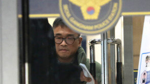 “김건모 무고한 증거 없다”…경찰, 성폭행 폭로 여성 ‘불기소 의견’ 송치