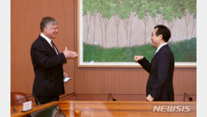 이도훈-비건, 가위바위보? 코로나가 만든 ‘다른 인사법’