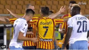 라치오 선수의 ‘핵이빨’…상대 선수 어깨 깨물어 ‘퇴장’