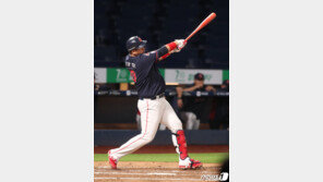 롯데 이대호, 12년 연속 두 자릿 수 홈런…KBO리그 9호