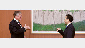 가위바위보? 비건-이도훈 코로나식 인사