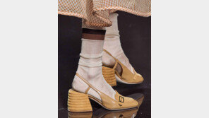 산으로 간 모내기 패션… 그 완성은 양말