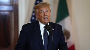 트럼프 행정부 “이민자, 코로나 확산에 심각한 위협…망명 제한”