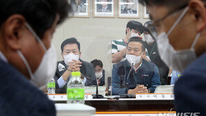 최저임금 수정안 勞9.8% 인상 vs  使1.0% 삭감…노동계 퇴장