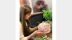 ‘꽃꽂이’하는 성유리…‘남편’ 안성현 “꽃보다 예뻐”