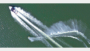 물살 가르는 제트스키