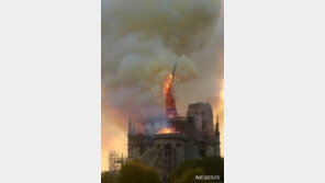 ‘현대적 재창조 논쟁’ 노트르담 첨탑, 원형 그대로 복원 최종결정