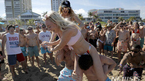 美 확진자 급증에…CDC “밀레니얼·X세대, 제발 거리두기를”