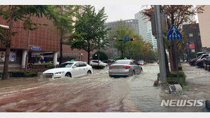 부산 ‘물폭탄’ 쏟아진 영도 252㎜ 장대비…비 그친 뒤 긴급복구