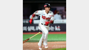 [스토리 베이스볼] 선수는 반성 감독은 신뢰…‘11G OPS 2위’ KT 황재균 원동력