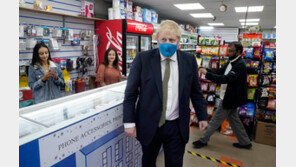 영국, 마스크 쓰기 강화…존슨 총리도 뒤늦게 착용 ‘모범’