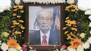 “서울현충원 안장” vs “대전현충원도 안 돼”…백선엽 논란 시끌